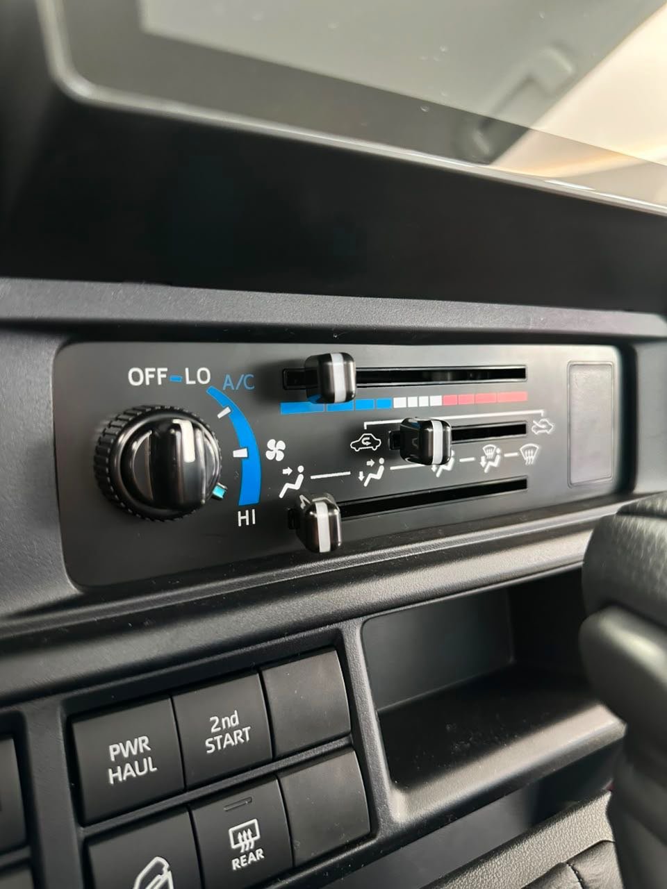 2027 Toyota Land Cruiser — foto 18