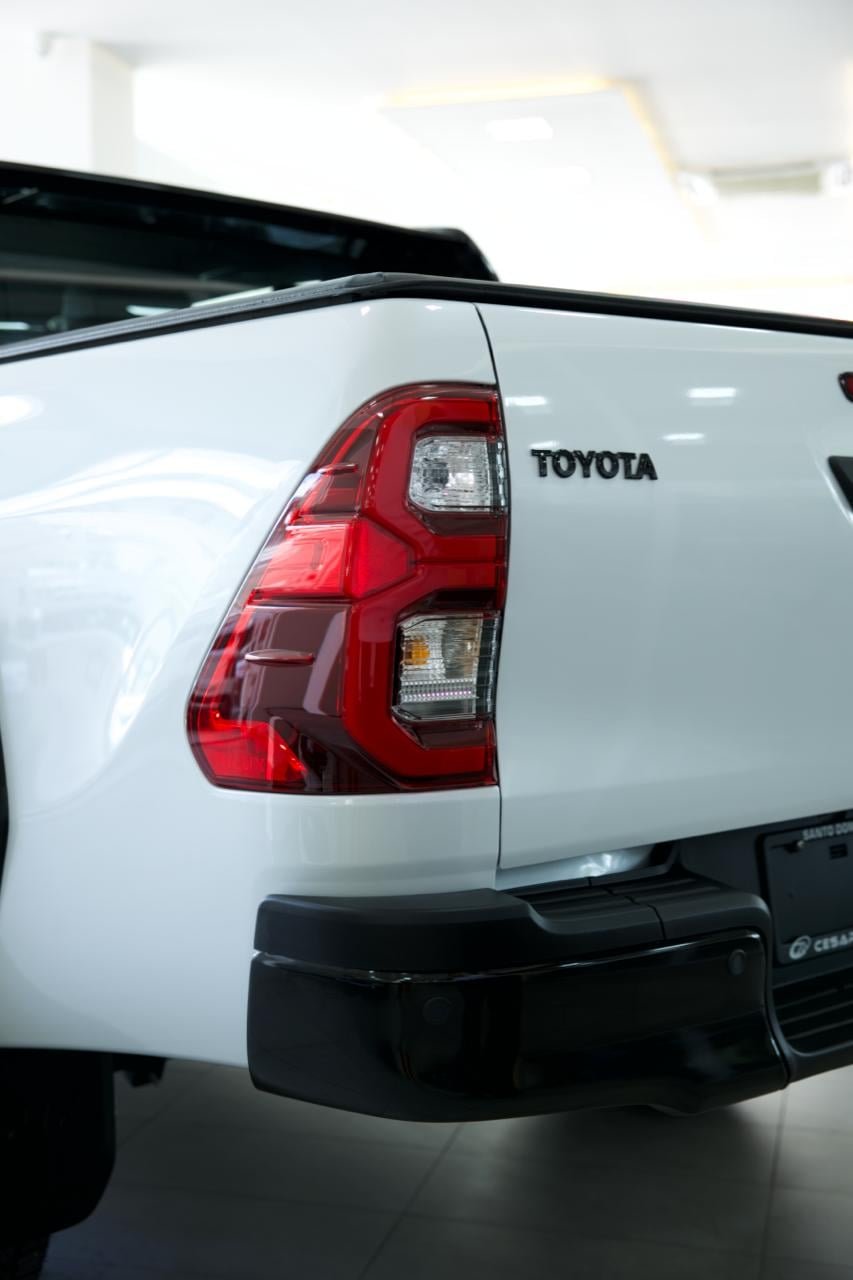 2027 Toyota Hilux — foto 7